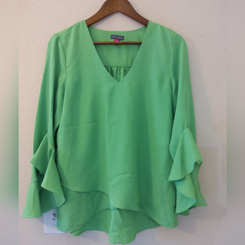 Vince Camuto Blouse Womens Small Kelly Green‎ Bell Ruffle Sleeve Sharkbite Hem